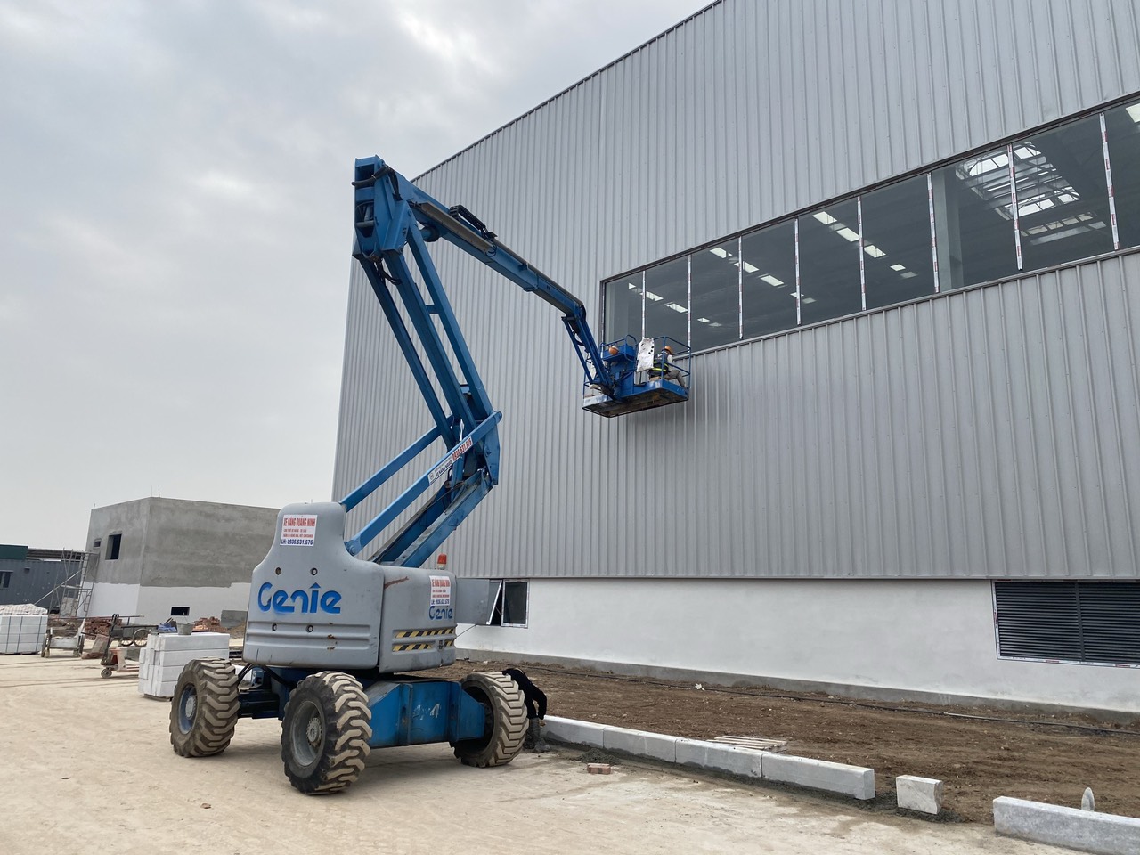 CHO THUÊ XE NÂNG NGƯỜI – XE BOOM LIFT TẠI KHU CÔNG NGHIỆP AMATA SÔNG KHOAI, THỊ XÃ QUẢNG YÊN